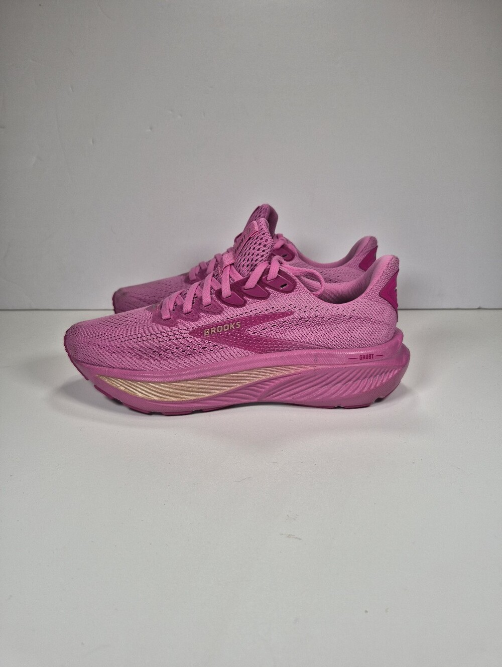 Brooks Ghost 17 Shoes Womens Size 6 Pink Fuchsia Sneakers Running Athletic Gold